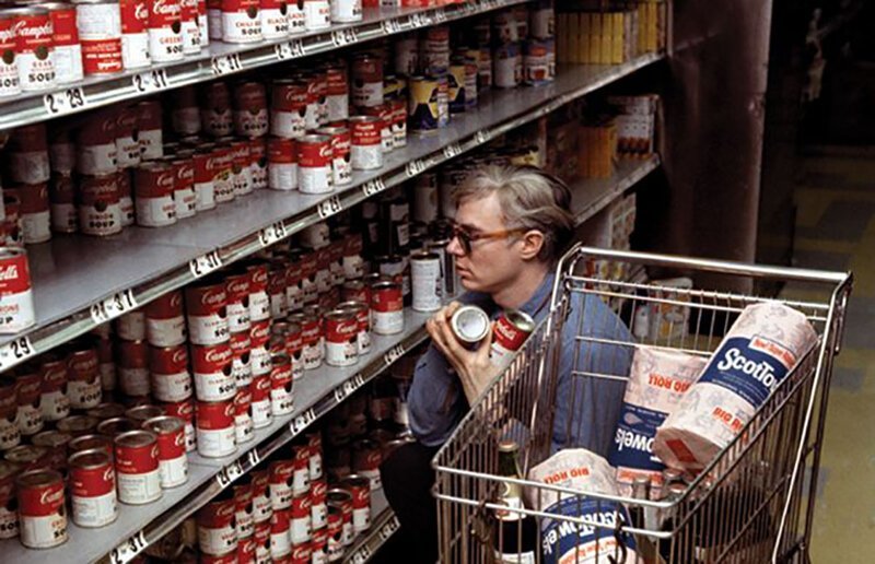 Энди Уорхол покупает супы в супермаркете, 1964 г.