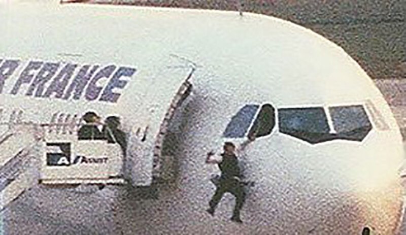 Через 54 часа будет. Захват самолета Air France 1994. Захват самолета в Алжире 1994. Угон самолета a300 в Алжире, 1994 год. Рейс 8969 Air France.