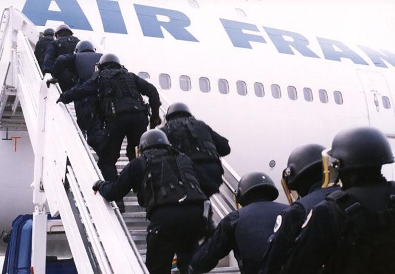 Незаконный захват судов. Захват самолета Air France 1994. Захват самолета в Алжире 1994. Рейс 8969 Air France. Угон самолета a300 в Алжире, 1994 год.