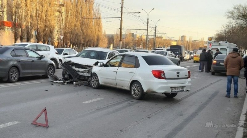 Авария дня. Водитель устроил серьезное ДТП в Липецке и сбежал