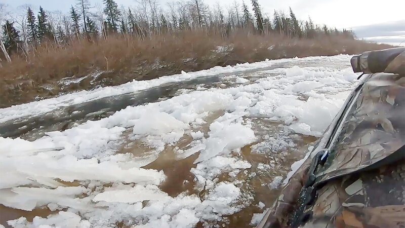 Мужики поехали охотиться на аэролодках по замерзающей реке на Ямале