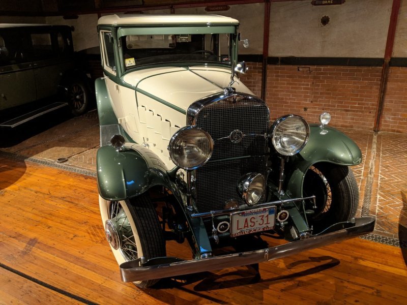 LaSalle (1931) был экспериментом по выпуску удешевленных Cadillac под собственной маркой