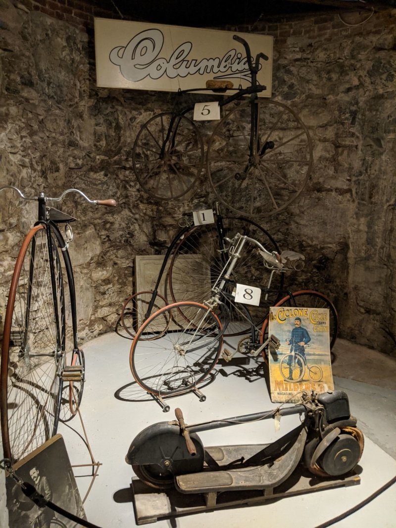Каморка с велосипедами напоминает о разнообразии техники столетней давности. Не автомобилями едиными