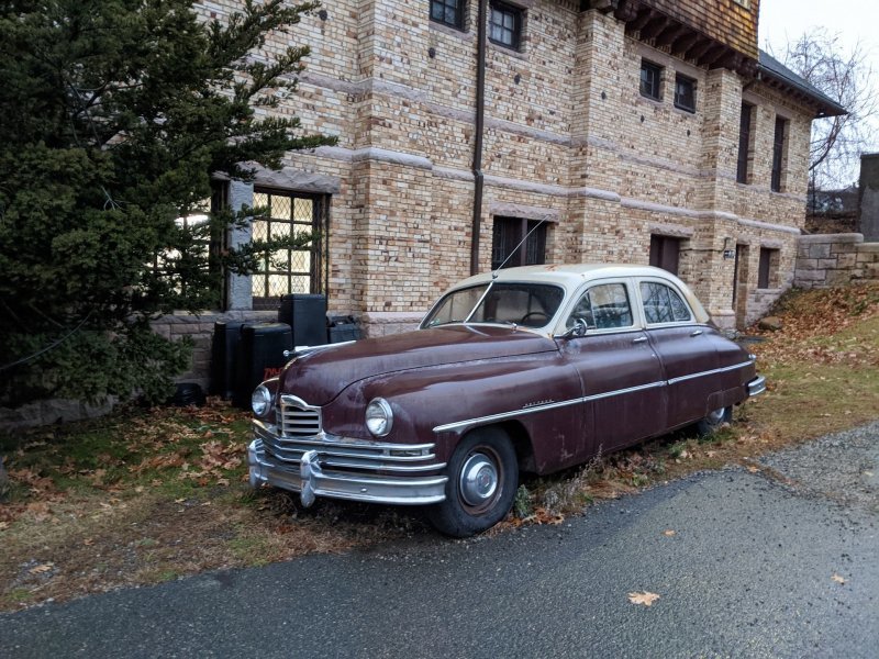 Послевоенный Packard на задворках музея, похоже, просто стоит и гниёт. Это явно не часть экспозиции, но как он тут оказался — я не знаю. Зато живописненькое фото получилось…