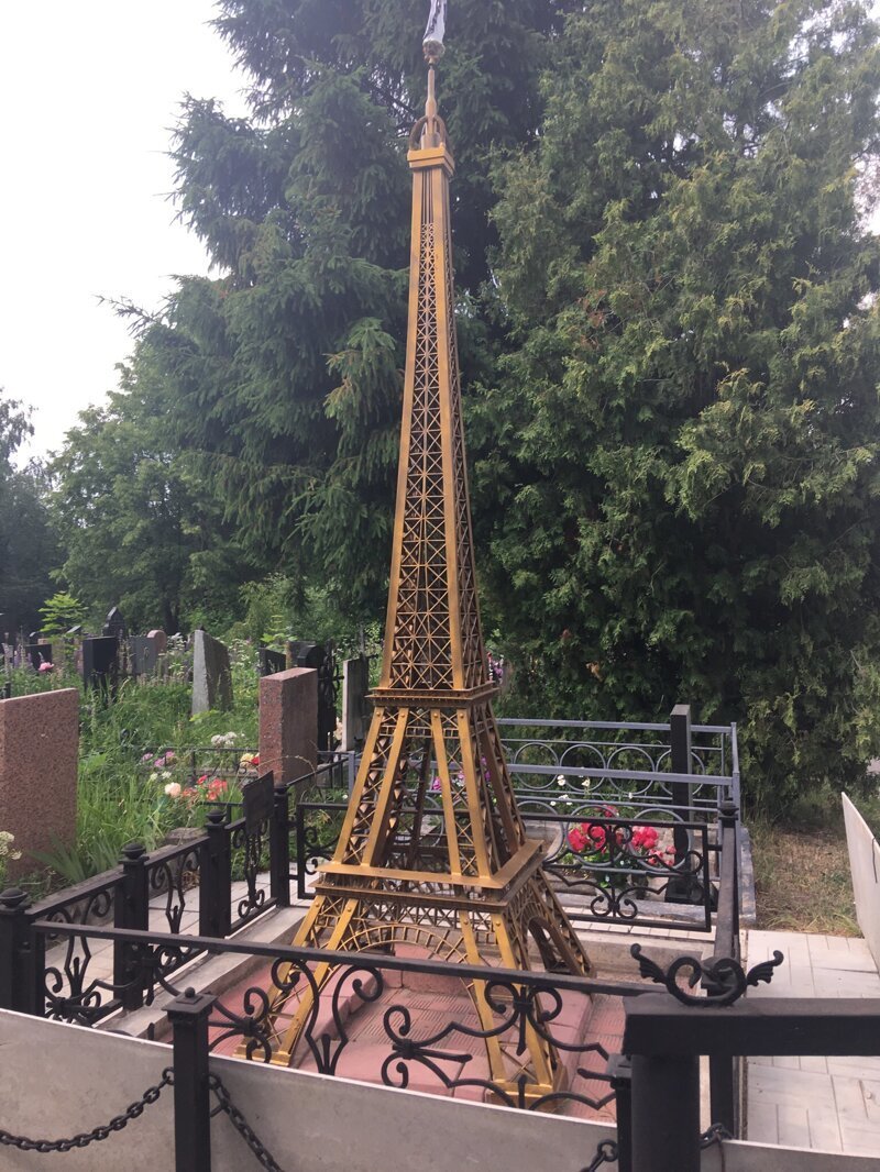 И просто интересная могила. Может человек сильно любил Париж?