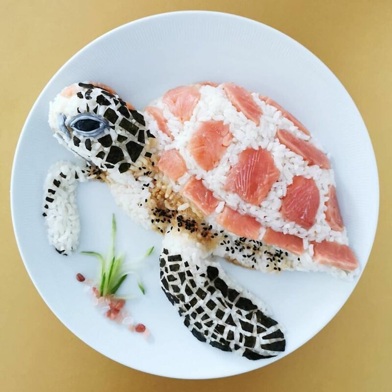 1. Сашими-черепаха (суши-рис со свежим лососем сашими)
