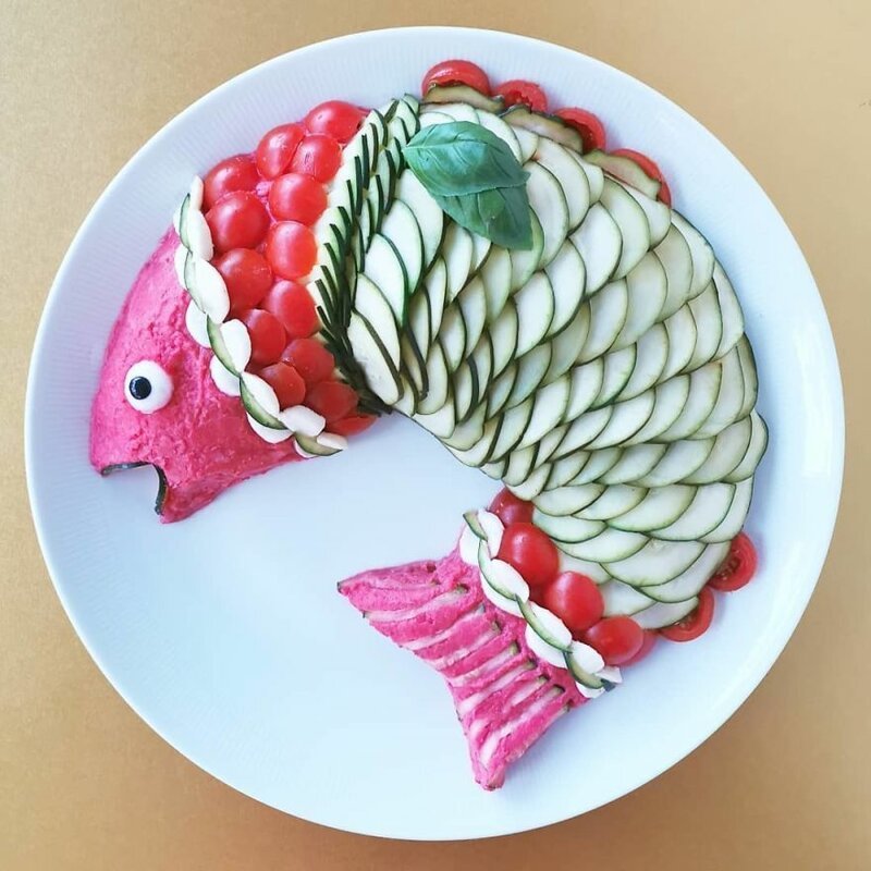 29. Вегетарианская рыбка (картофельное пюре со свеклой, цукини на пару, помидорами и моцареллой)