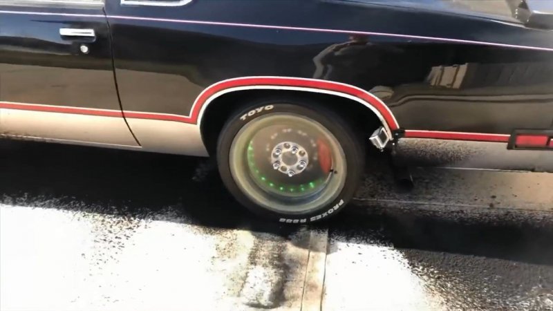 Симпатичный автомобильный диск изготовленный вручную из прозрачной эпоксидной смолы