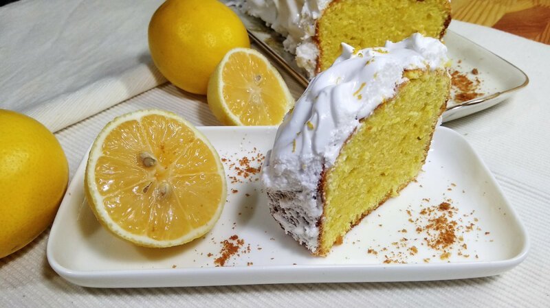Лимонный кекс с меренгой