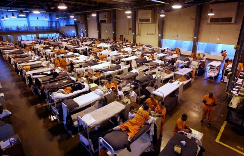 В тюрьмах США находится больше всего человек в мире