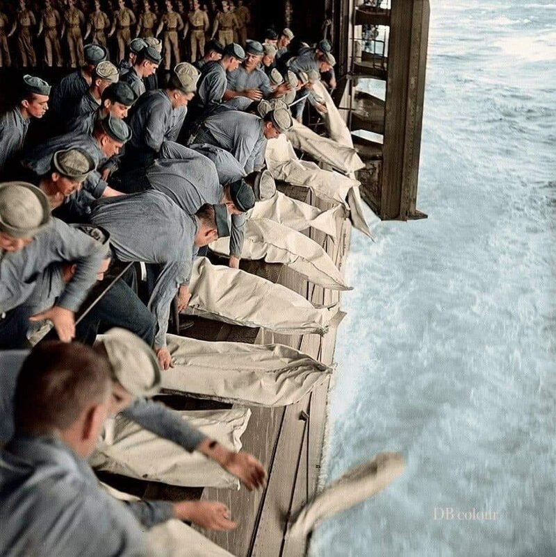 Массовое захоронение в море, на корабле "Intrepid" в 1944 году после атаки камикадзе.