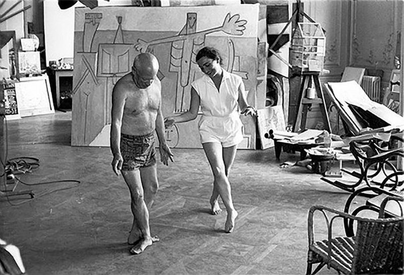 Жаклин Пикассо учит Пабло балету, Канны, 1957 год. 
