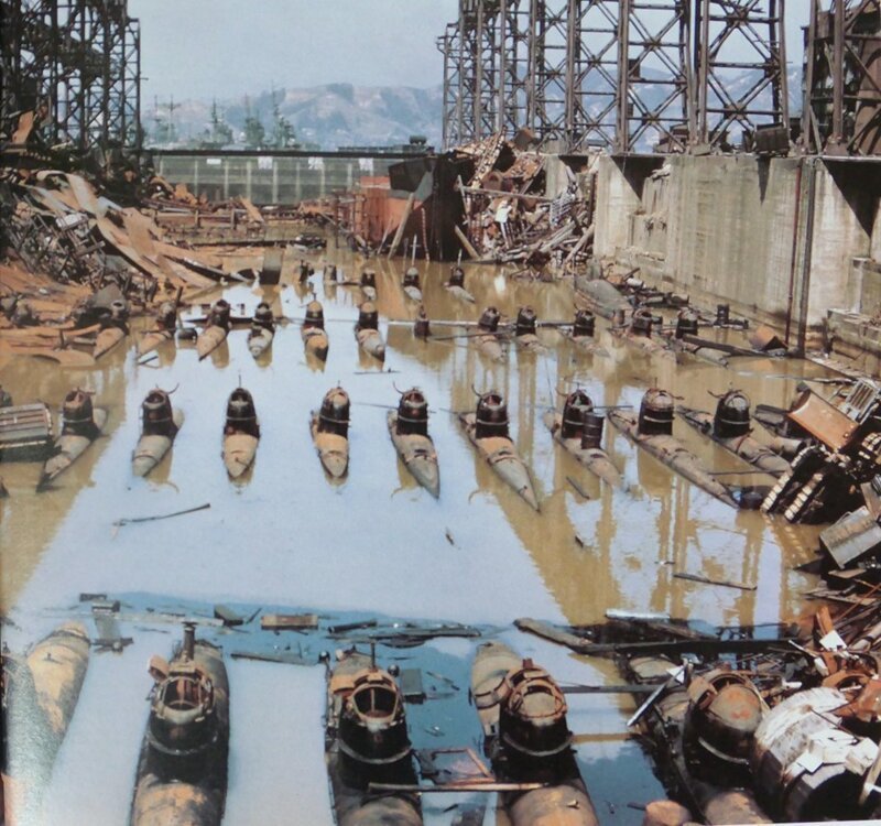 Японские сверхмалые подводные лодки типа «Корю» (Тип «D») в частично затопленном сухом доке военно-морской базы Куре. 