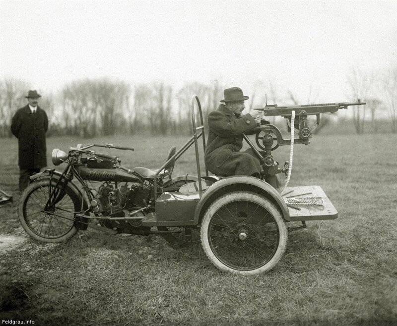 Испытание трицикла "Indian" с пулемётом Кольт-Браунинг, США ноябрь 1916 г. 