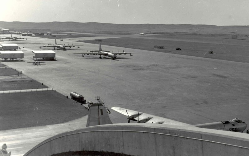 Бомбардировщики В-36 готовятся к взлету; 1950-е годы 