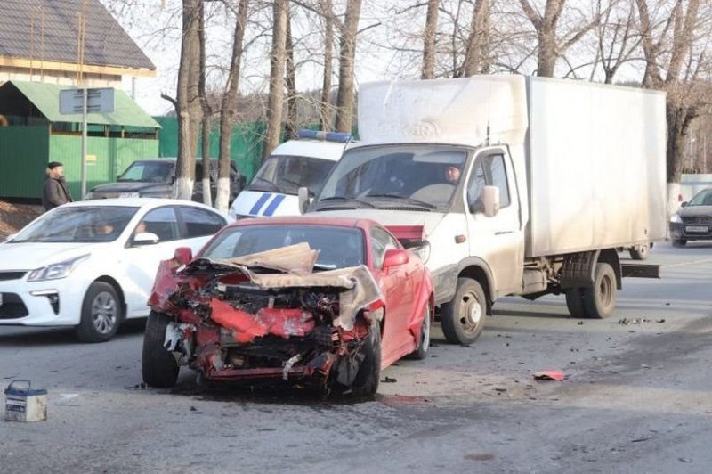 Авария дня.  В Ульяновске водитель маршрутки снес иномарку и врезался в дерево