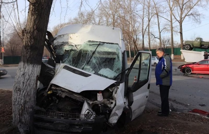 Авария дня.  В Ульяновске водитель маршрутки снес иномарку и врезался в дерево