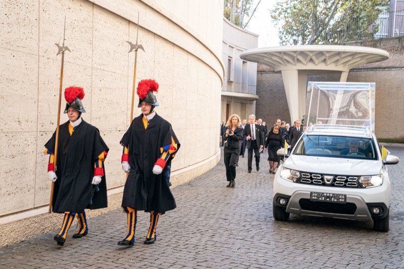 Скромный Папа: Франциск получил специальный Dacia Duster