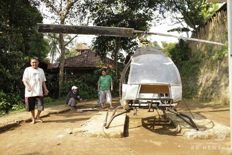 Индонезиец устал от пробок и сделал собственный вертолет из мусора