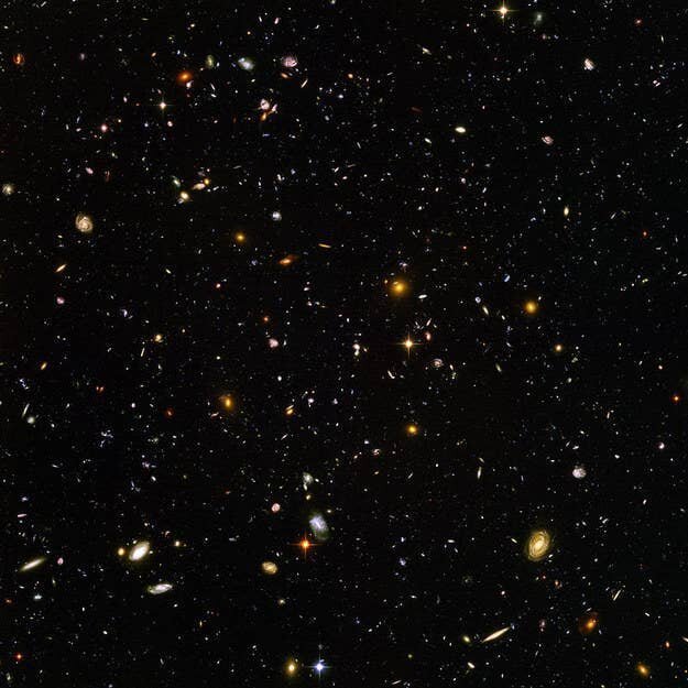 Но и это мелочи. На этом снимке, сделанном телескопом Хаббл, тысячи Галактик, и в каждой - миллионы звезд со своими планетами