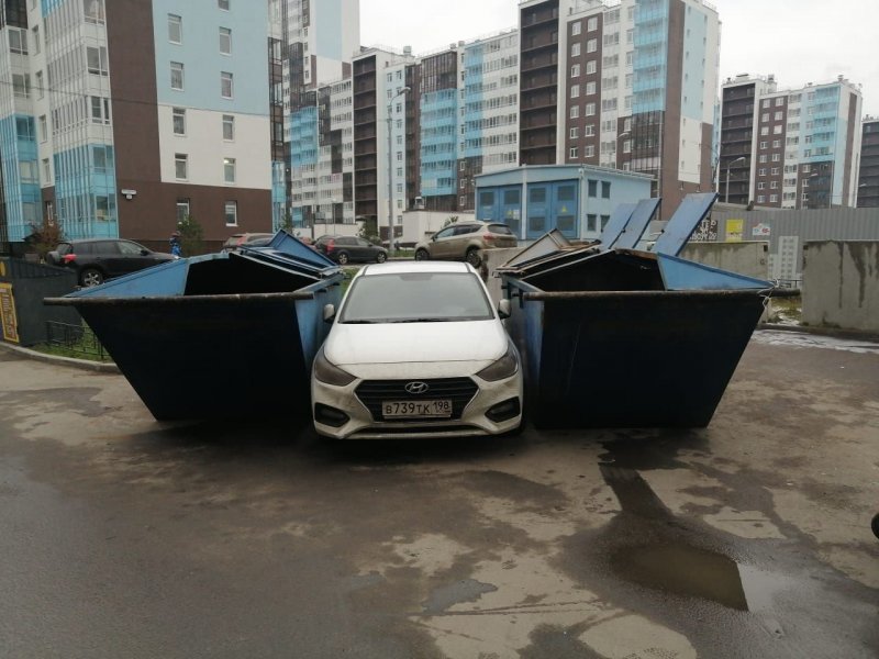 Мусорщики проучили автомобилиста за хамскую парковку в Петербурге