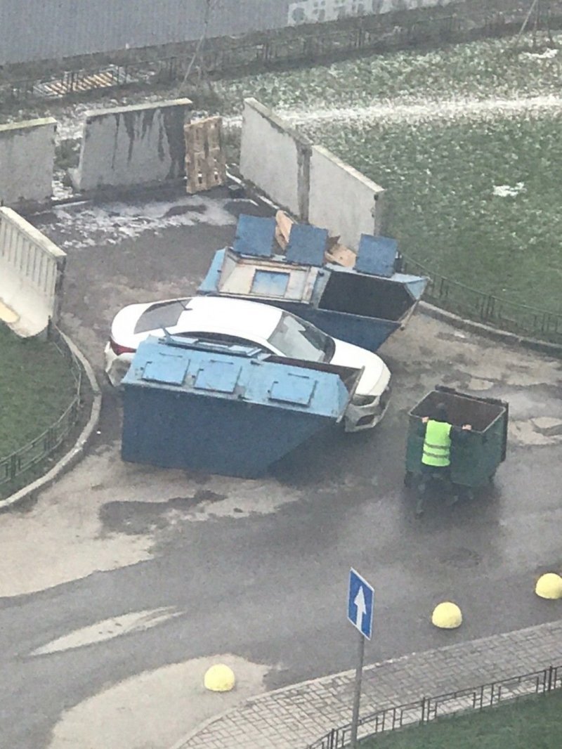 Мусорщики проучили автомобилиста за хамскую парковку в Петербурге