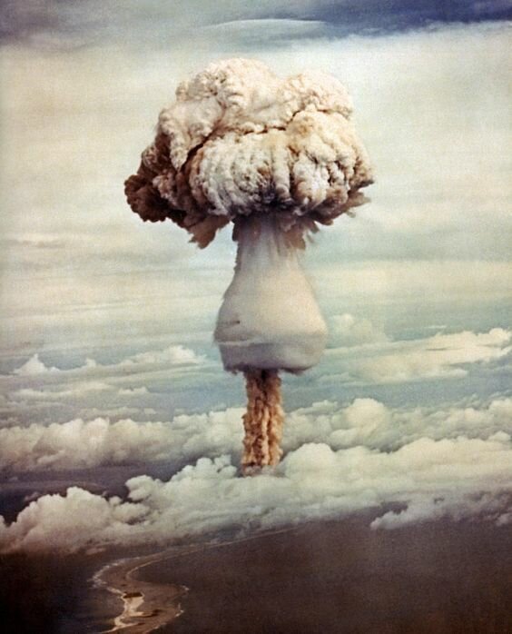 Грибное облако, образовавшееся в результате взрыва XX-28 Джорджа, 225-килотонной ядерной бомбы, 8 мая 1951 года