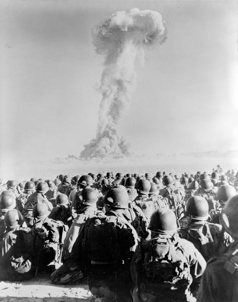 Операция «Бастер-Джангл», испытание атомной бомбы, 1951 год. Военнослужащие вооруженных сил США наблюдают за грибным облаком, поднимающимся после взрыва атомной бомбы на испытательном полигоне в Неваде, США, 1 ноября 1951 года