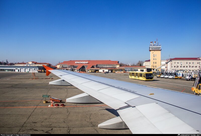 Пилот из Краснодара дал своей дочери порулить пассажирским самолетом