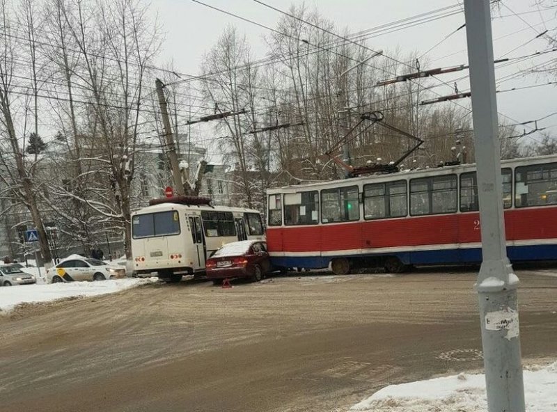 Авария дня. ДТП с участием трамвая в Томске