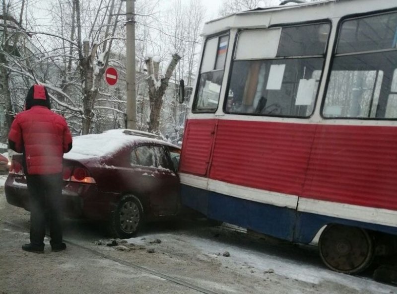 Авария дня. ДТП с участием трамвая в Томске