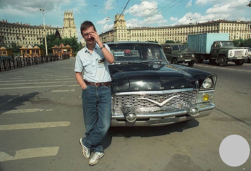 Герман Стерлигов на фоне Чайки, которую купил в гараже Брежнева, 1992 год 