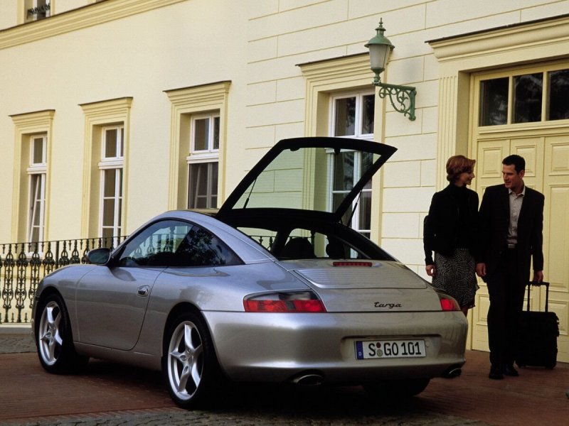 Интересная особенность 996 поколения — подъемное заднее стекло!