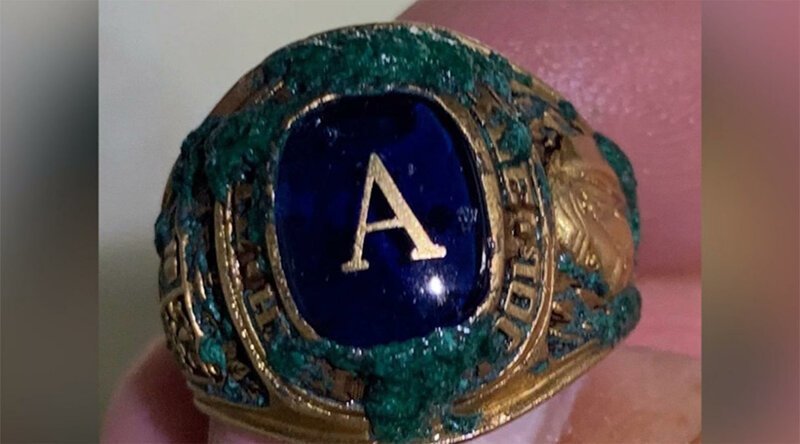 На пляже нашли кольцо, которое было потеряно 50 лет назад