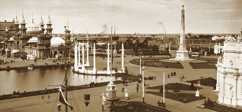 Вид на центральную часть Всероссийской выставки, пруд, колоннаду и обелиск. Фотография М. Дмитриева.