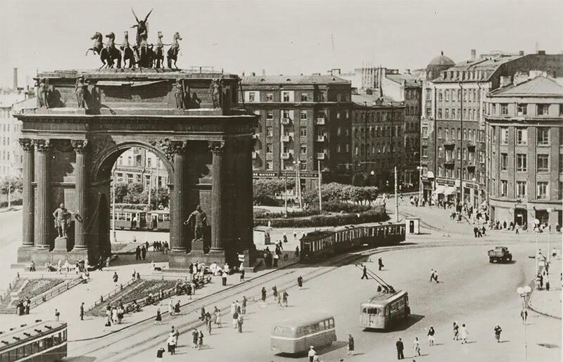 Нарвские Триумфальные Ворота также пострадали от бомбардировок, но были восстановлены к 1951 году