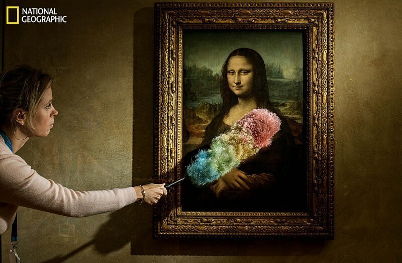 Работница Лувра сметает пыль с "Моны Лизы" да Винчи 