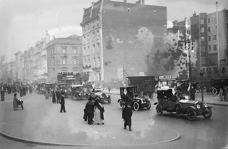 Автомобильный парад на Пятой авеню в Нью-Йорке, 26 ноября 1915 год. 