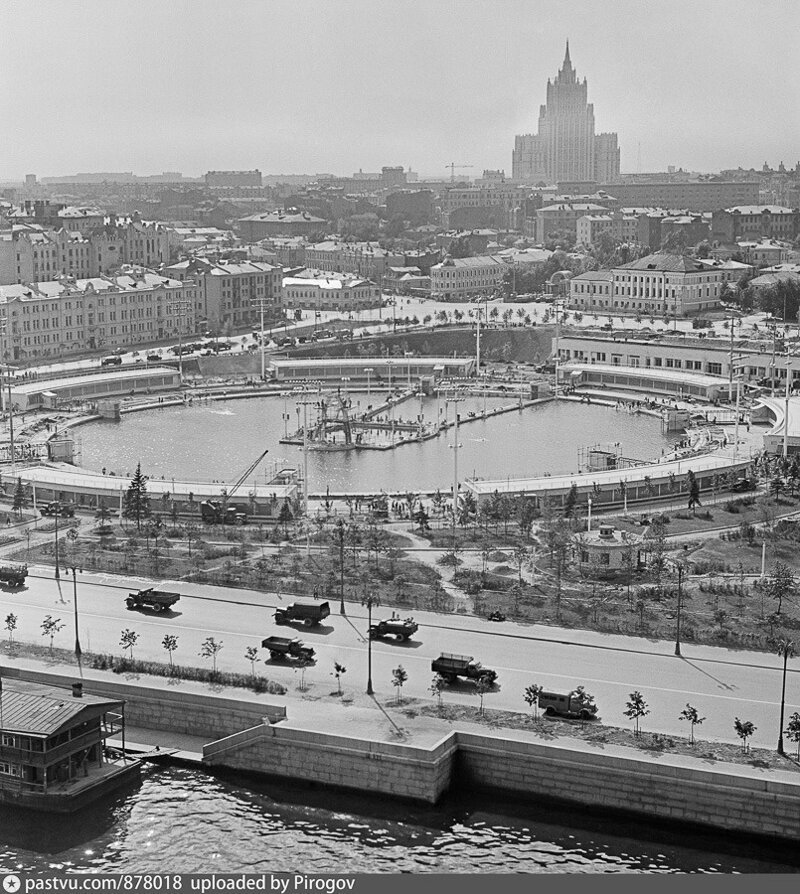 1960 год. Бассейн «Москва» на месте снесённого храма Христа Спасителя. 