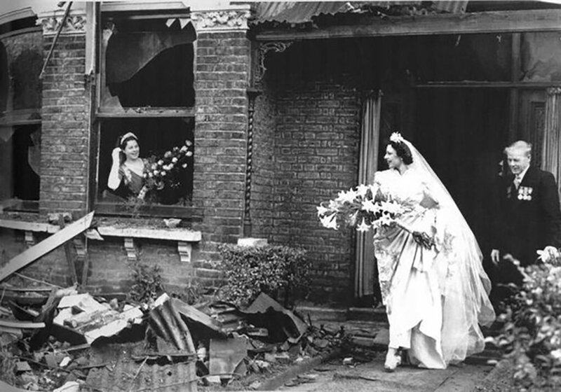 Невеста идет в церковь из дома, в который попала бомба после авиаудара, Лондон, 1940 год. 