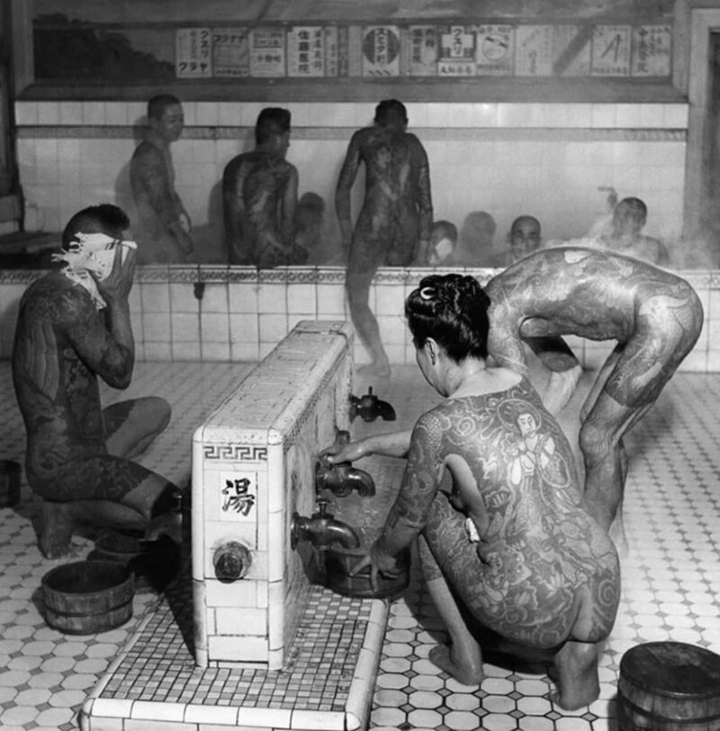 Члены якудза в общественных банях, Япония, 1947 