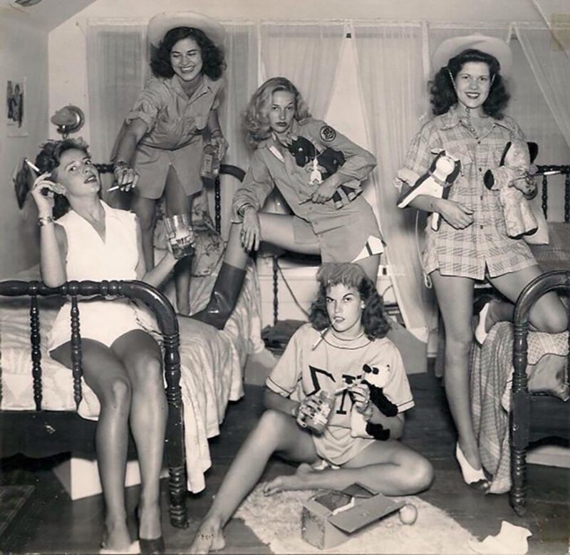 Однокурсницы, Техас, США, 1944 год. 