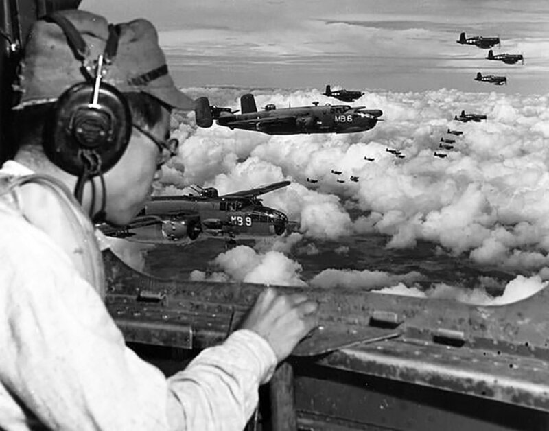 Японский перебежчик Минору Вада корректирует налёт американских ВВС на штаб японской армии. Филиппины. 1944 г . 