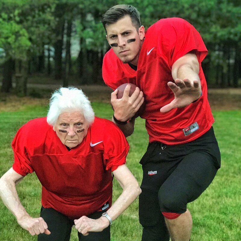 Комедийный дуэт: Бабушка и внук фотографируются в безумных костюмах