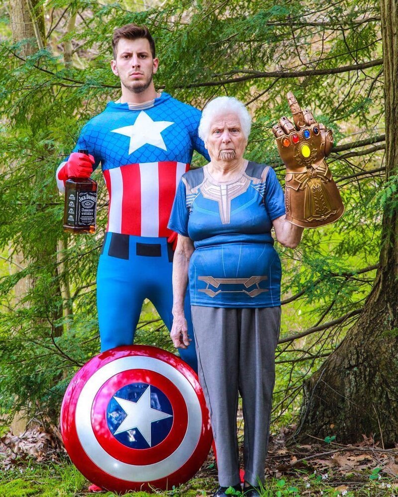 Комедийный дуэт: Бабушка и внук фотографируются в безумных костюмах