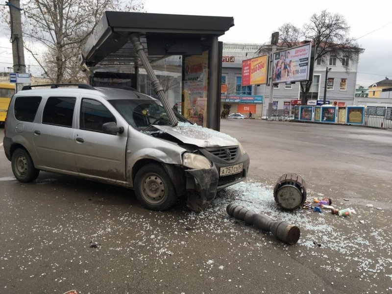 В Симферополе автомобиль врезался в остановку с людьми, избегая столкновения с другой машиной