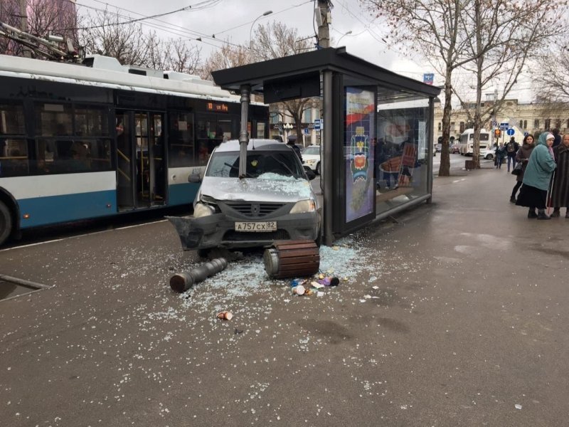 В Симферополе автомобиль врезался в остановку с людьми, избегая столкновения с другой машиной