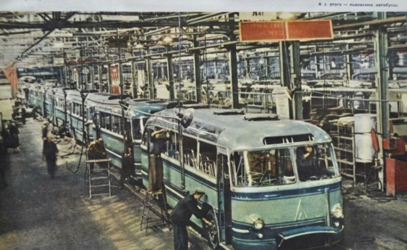 Львовские автобусы на конвейере, 1959: 