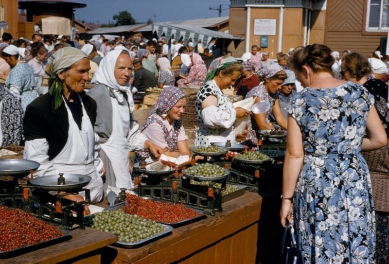 Торговля ягодами на Даниловском колхозном рынке. B. Anthony Stewart, 1959: