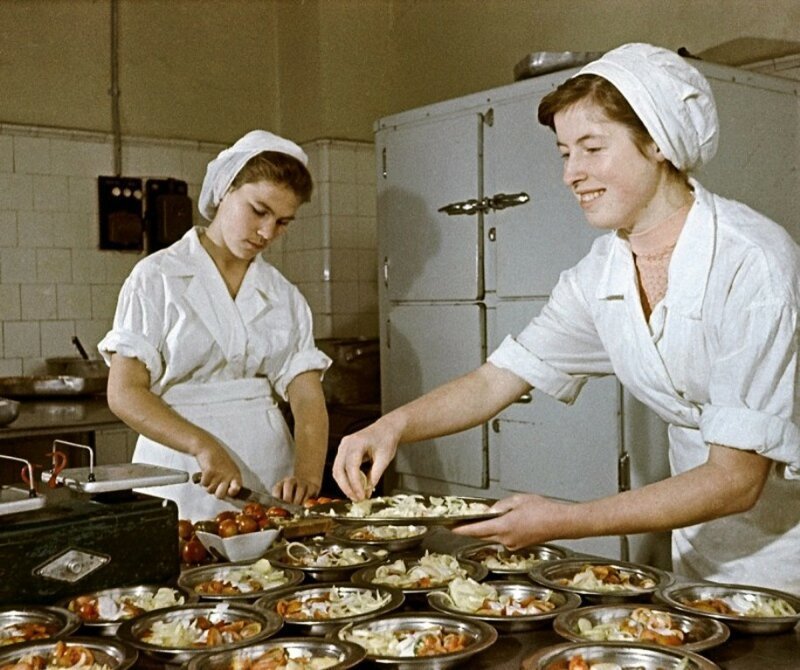 Повара одной из московских столовых готовят салаты. Михаил Кулешов, РИА «Новости», 1959:
